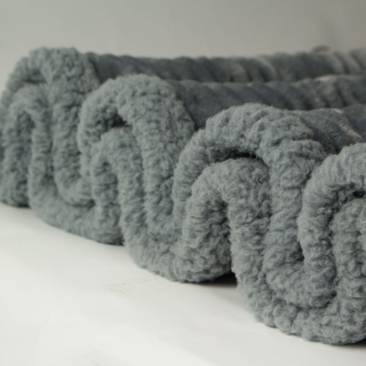 Ghome Luxury Fleece Sherpa Throw Blanket Warm Cozy Wavy Stripes ，Reversible Fuzzy Microfiber All Season Blanket for Bed or Couch 50”X60” in