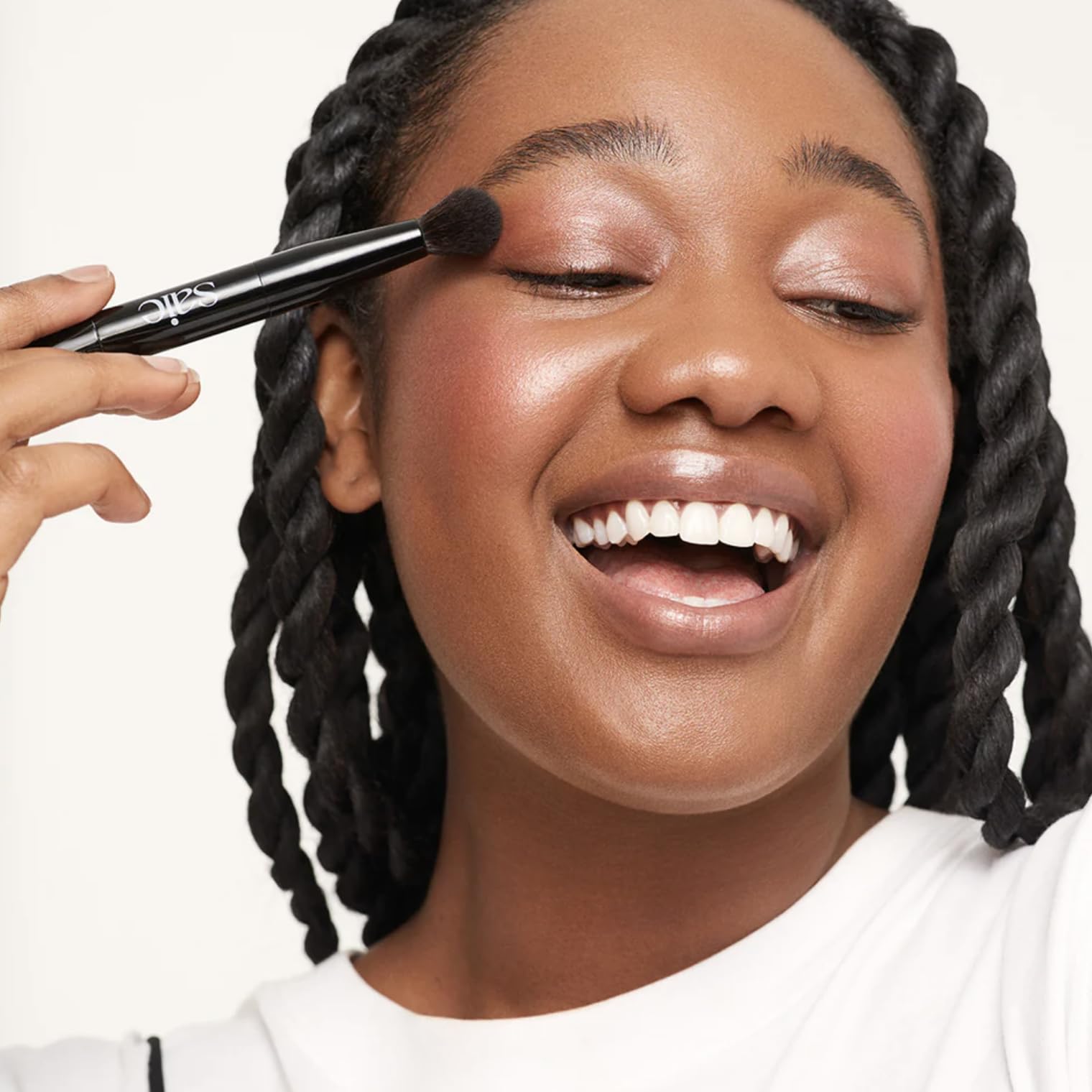 Saie The Double Brush - Dual Ended Makeup Brush For Powder and Cream Formulas - 2 Ultra-Soft Makeup Brushes in 1 for Precise + All-Over Application - Conceal, Highlight, and Sculpt - Vegan (1 Count)