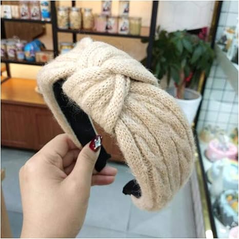 Amazon Co Jp ヘアバンド 新しい冬ニットヘッドバンドの女性の暖かい手作りのヘアバンド の女の子ファッションソリッドターバンセンター結び目カジュアルヘアアクセサリー Color Beige Hairband ホーム キッチン