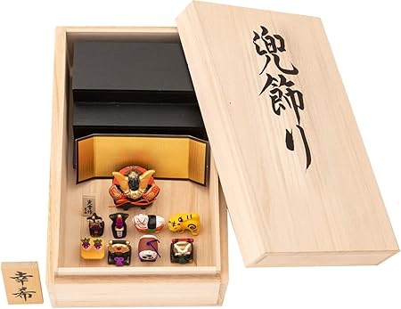 Amazon 赤ちゃんまーけっと 兜 兜飾り 五月人形 陶器 コンパクト ミニ 収納 収納ケース 出世兜 三段飾り 錦彩 名前札 名入れ 兜飾り おもちゃ