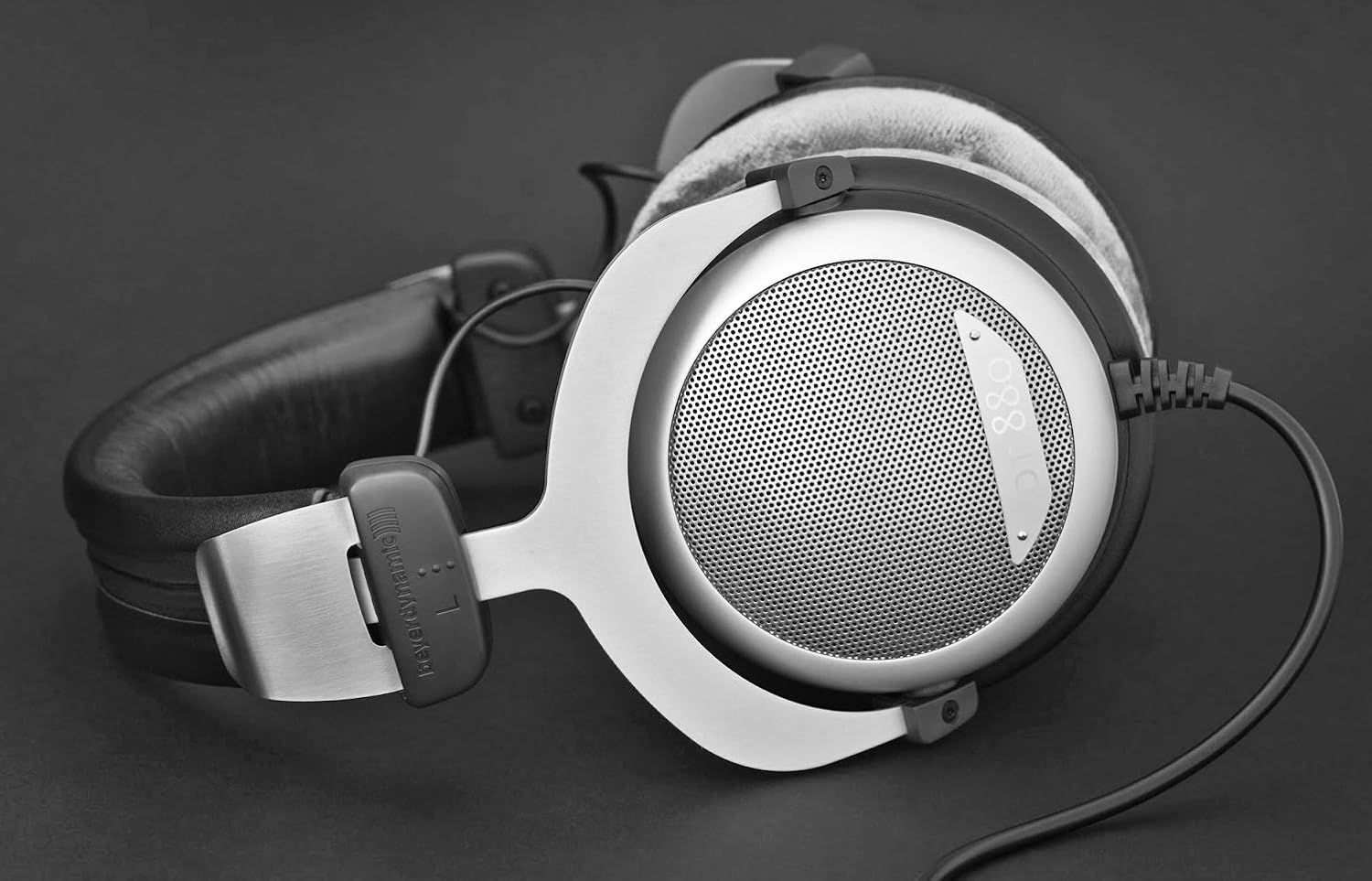 Amazon Prime - beyerdynamic DT 880 Edition 250 Ohm (Over-Ear-Stereo Kopfhörer, halboffen, Kabel) für nur 136,95€