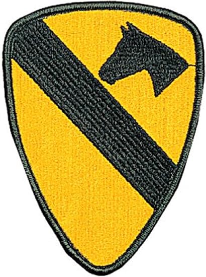 スイス軍では、作業服の右肩に盾型の部隊章をつけます。公式のデザイン