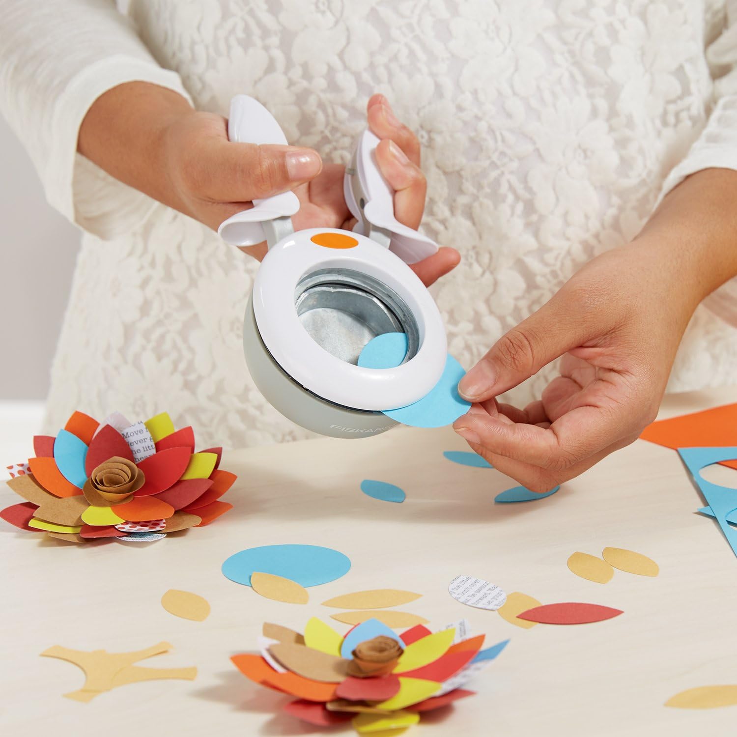Fiskars 174140-1001 X-Large Squeeze Punch Round n' Round, White