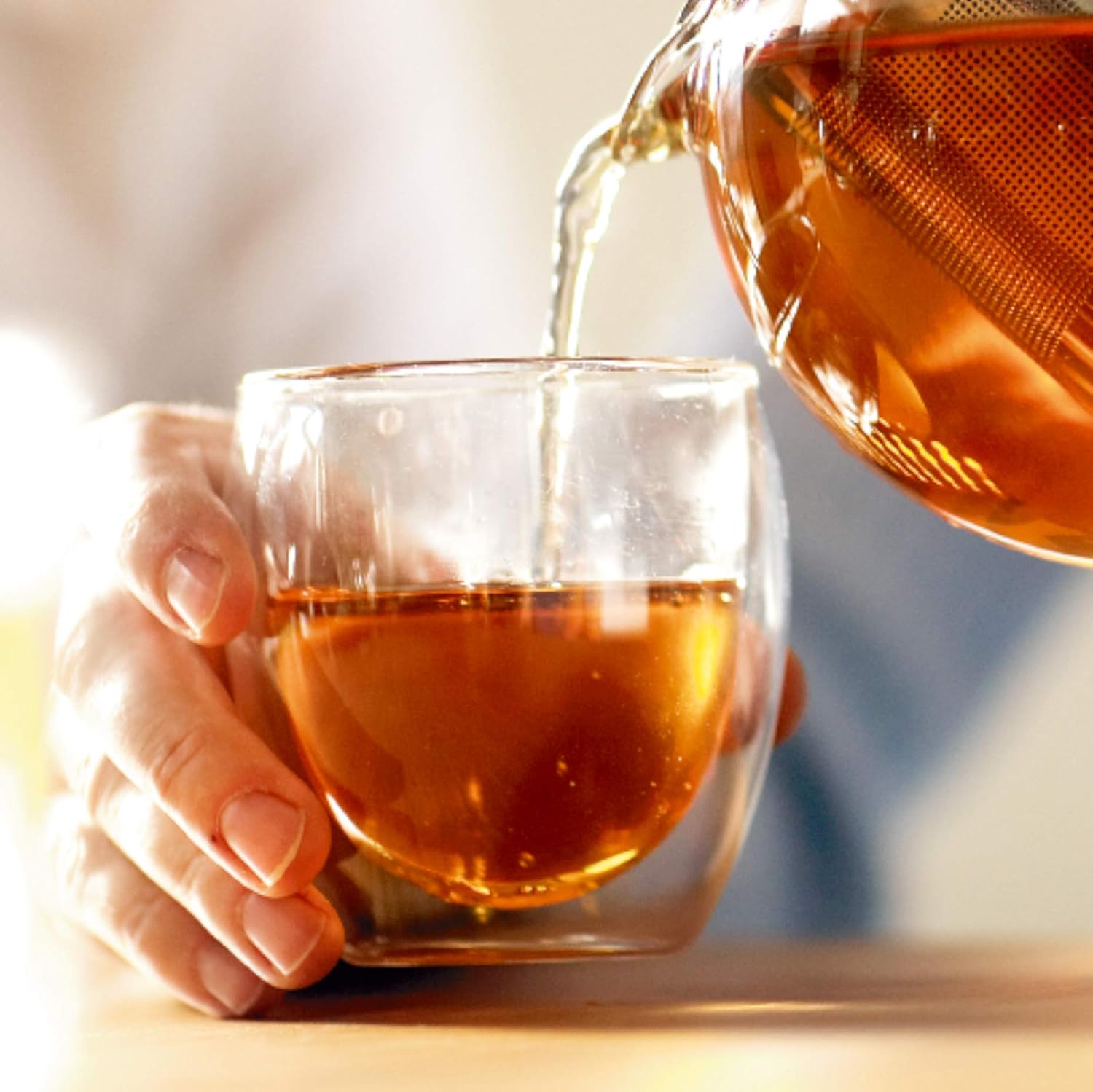 ダブルウォールグラスにお茶を注ぐ様子