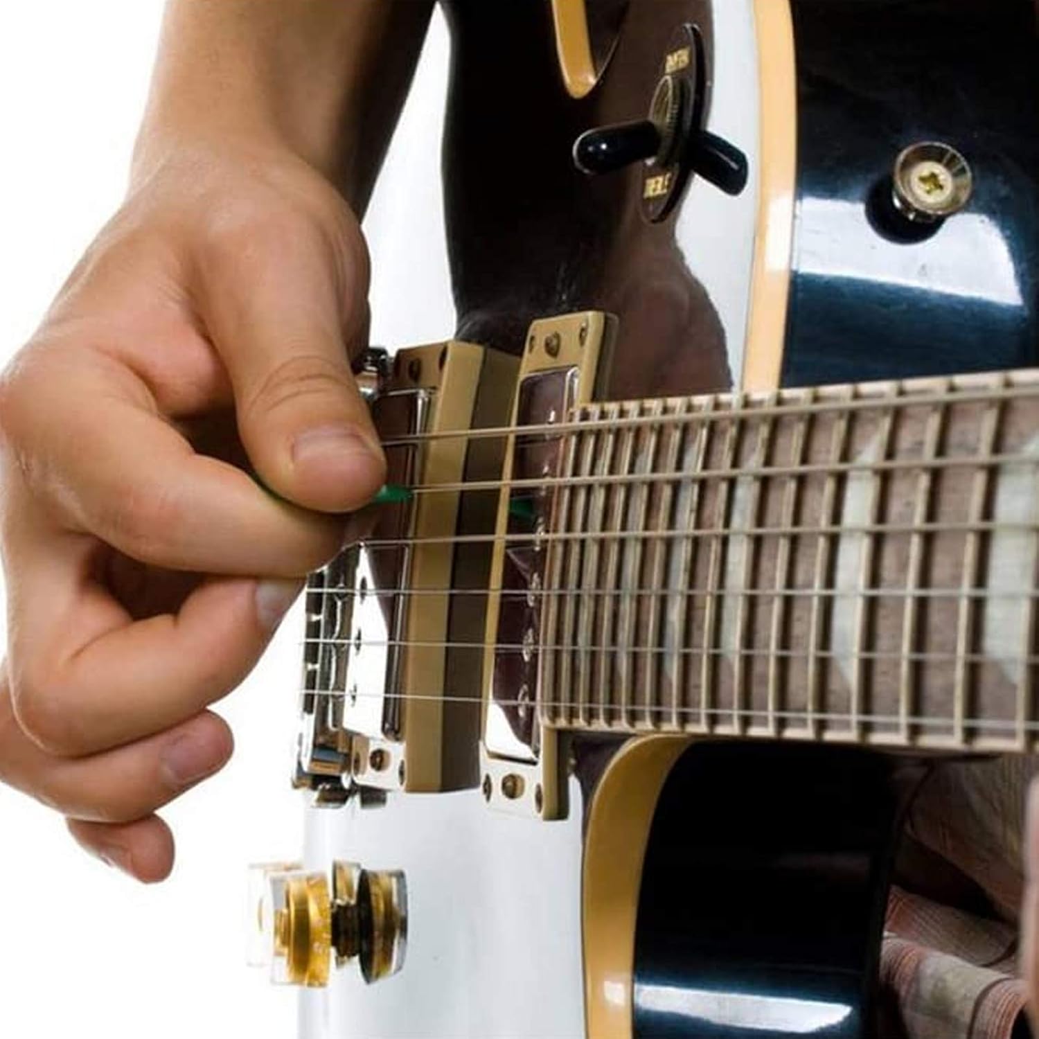 Две струны. Игра на бас гитаре. Фанк на гитаре. Человек играющий на бас гитаре. Игра на басу медиатором.