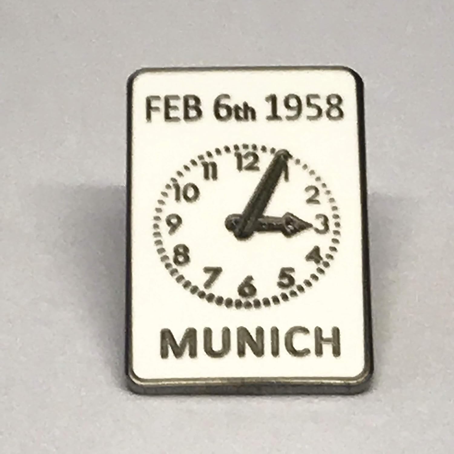 Simpsonsfootball United Munich 1958 Pin Clock Badge Amazon Co Uk Sports Outdoors