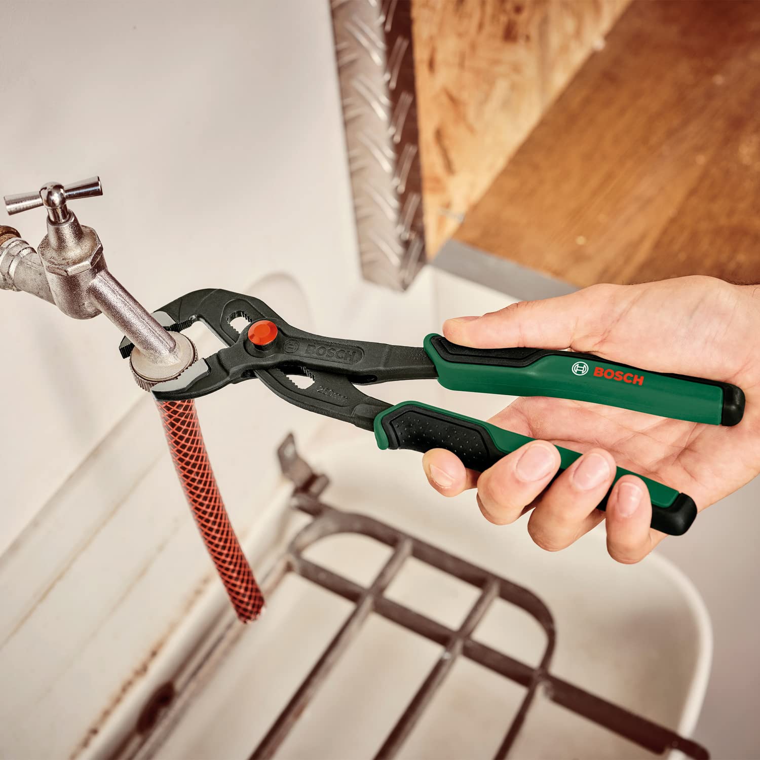 Bosch Wasserpumpenzange (Langlebige Wasserpumpenzange mit Druckknopfeinstellung für anspruchsvolle und alltägliche Aufgaben; Ergonomischer Softgrip-Griff) 2