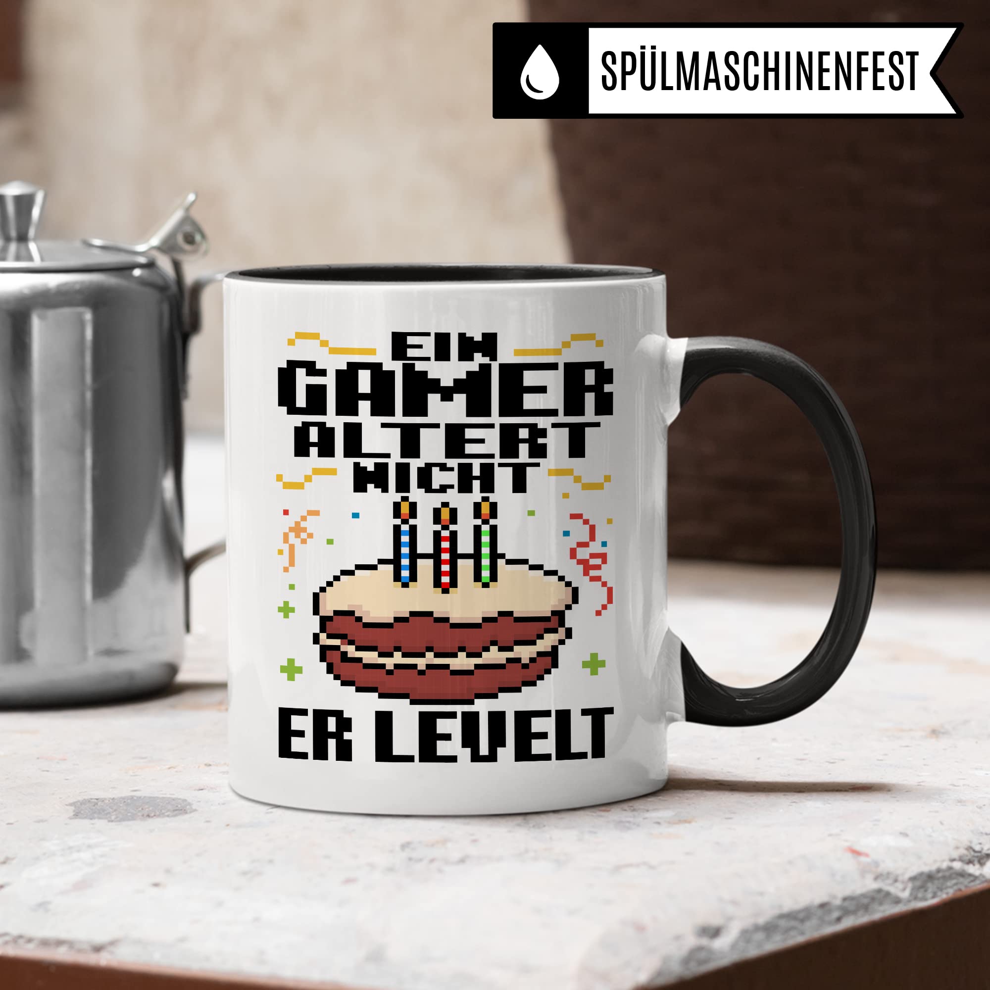 Gamer Tasse, Ein Gamer altert nicht - Er levelt Geschenkidee für Computerspieler, Gaming-Fans und Zocker Geschenk Kaffee-Becher Nerd Gaming Kaffeetasse mit Spruch lustig (Weiß/Schwarz) 2