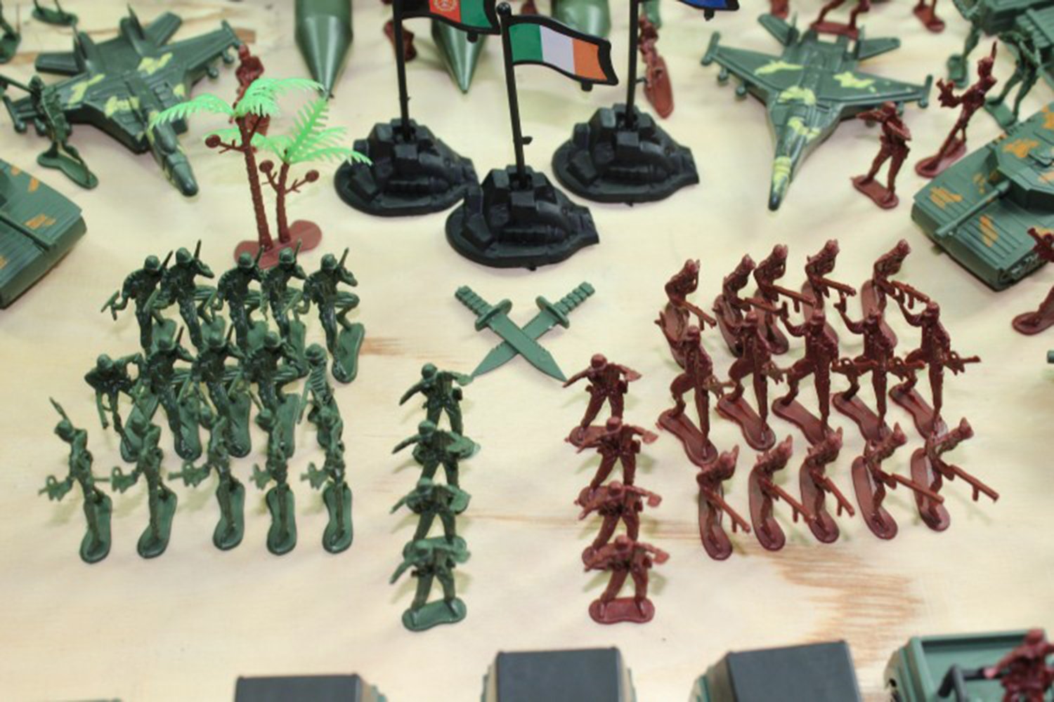 Army Toys, 307 PCS World War II Soldiers Plastic Army Men Combat Special Forces with Hand Bag Birthday for Party Favor