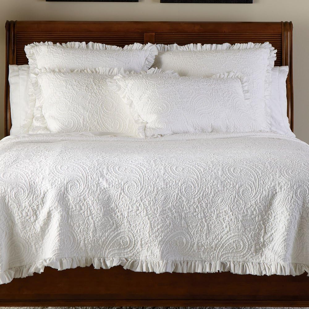 Ethan Allen White Paisley Matelassé Coverlet, King Home & Kitchen