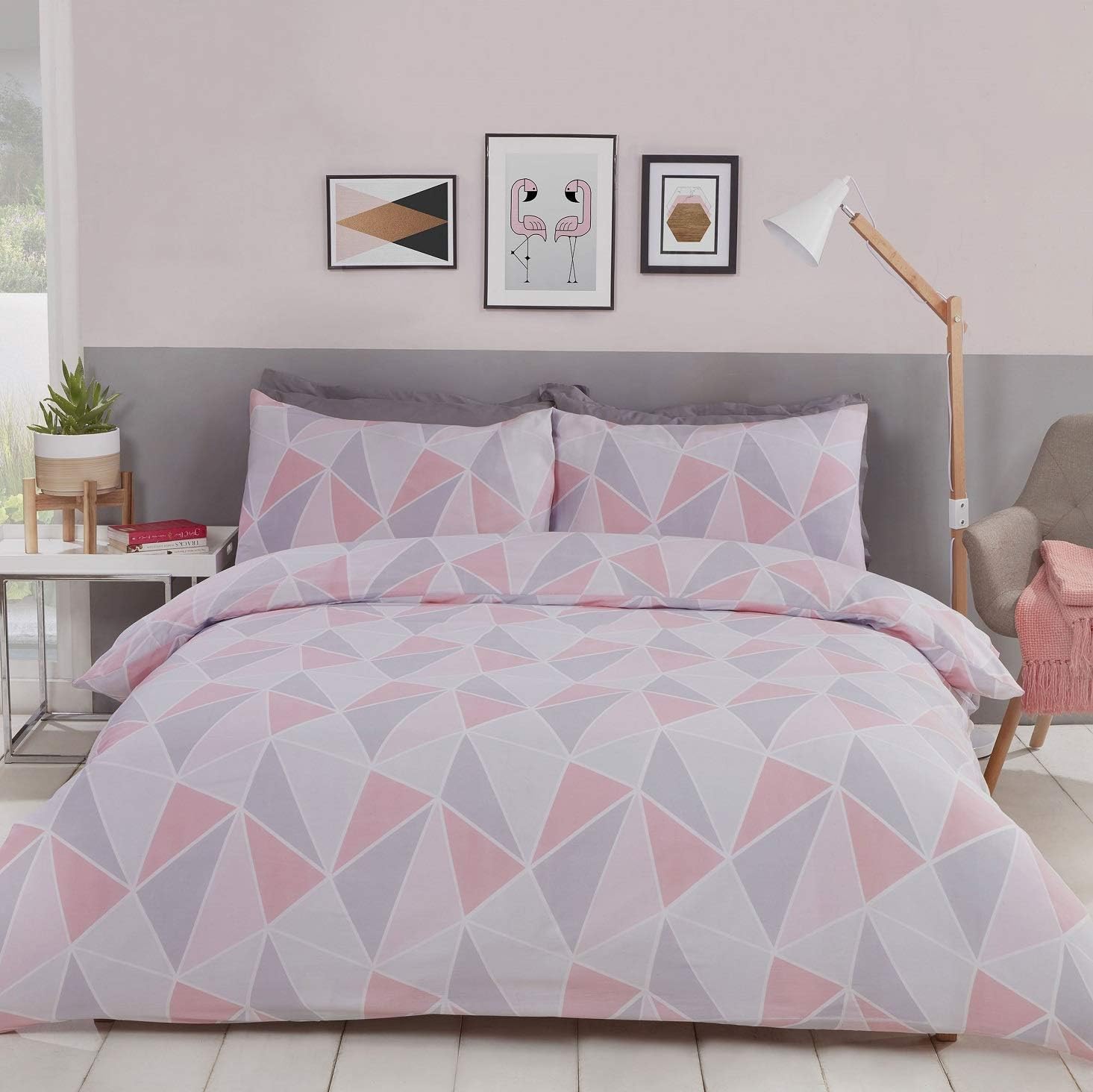 Rapport Home King Duvet Cover Set - Pink Geometric Triangles Bedding for Girls & Teens - Reversible Polycotton Quilt Cover with Pillowcases (230x220cm)