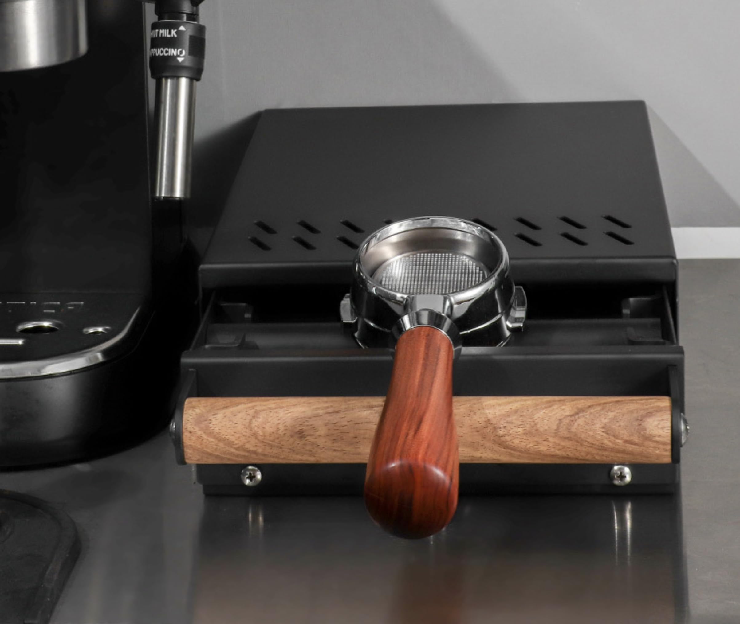 Sudschublade 31,5 x 21 x 7 cm, Abklopfbehälter 304 Edelstahl in Cool Black, Abschlagkasten mit Echtholz-Griff aus Walnuss, Geräuscharme Kaffeesatz Schublade für Siebträger & Barista Zubehör 8