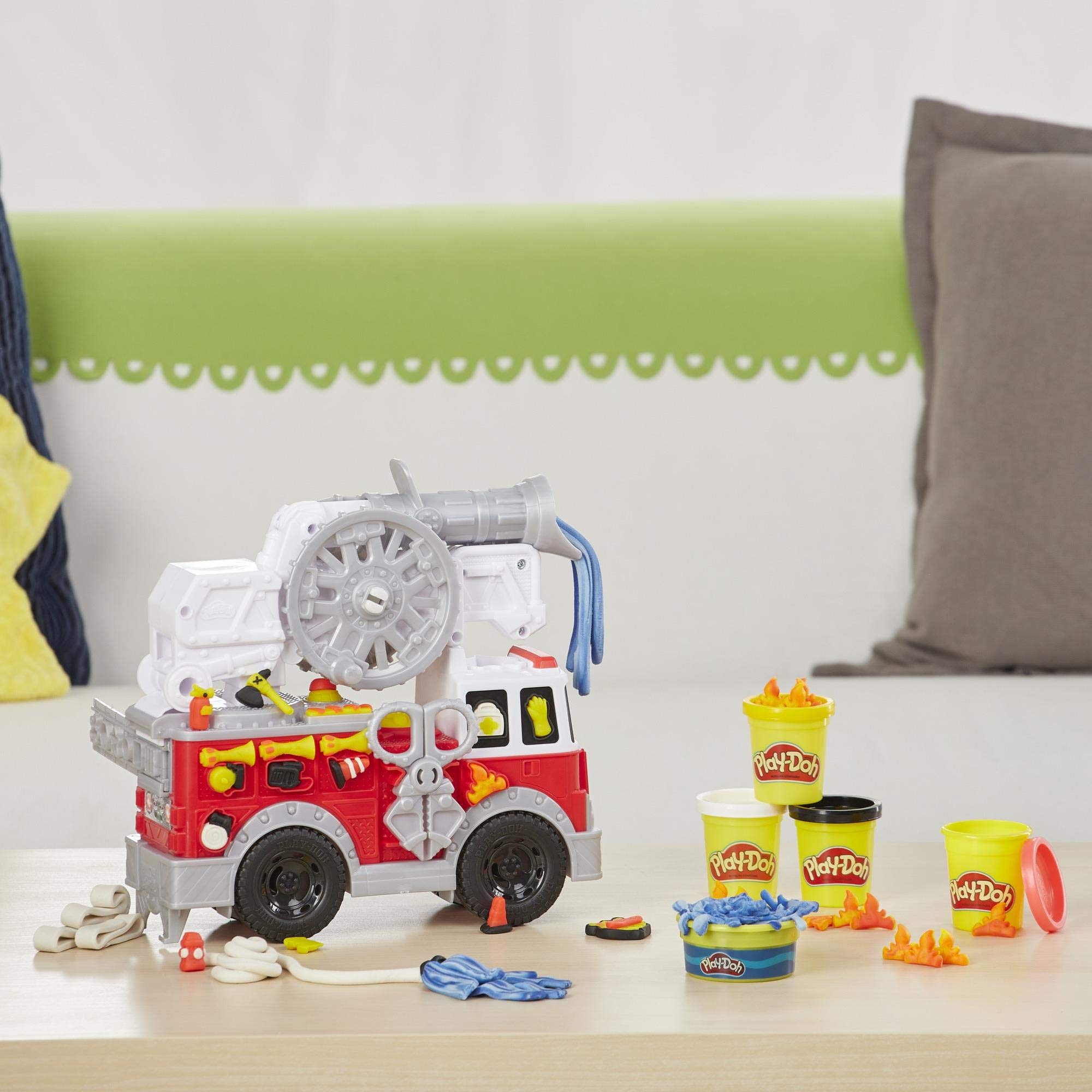 Play-Doh Wheels Fire Truck Toy with 5 Non-Toxic Colours Including Play-Doh Water Compound