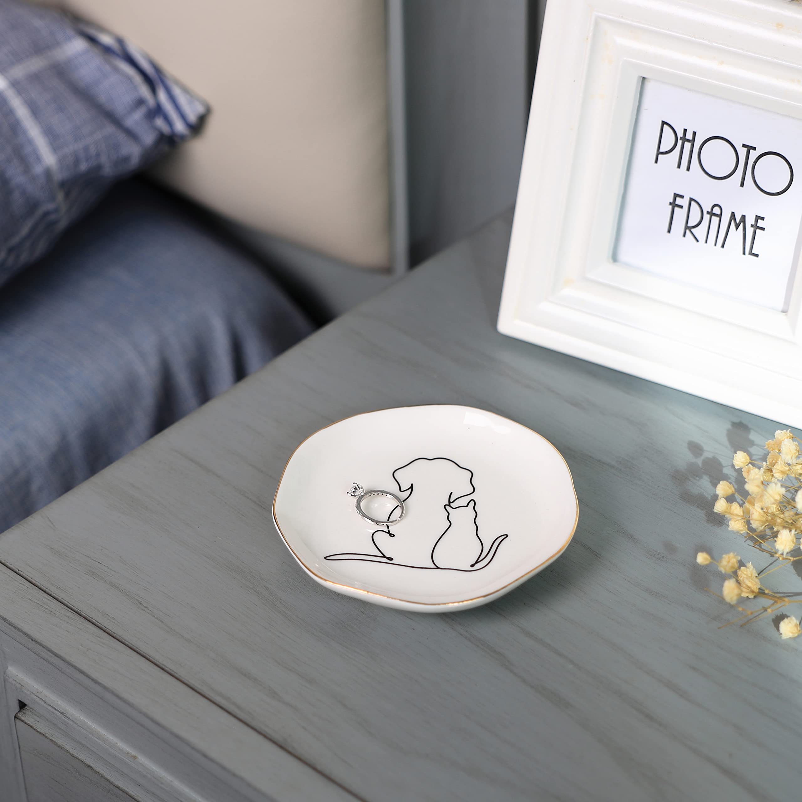 HOME SMILE Ceramic Cat and Dog Ring Dish, 4x4x0.6 inches, White, Irregular Round Shape, Polished Finish, Christmas Gift