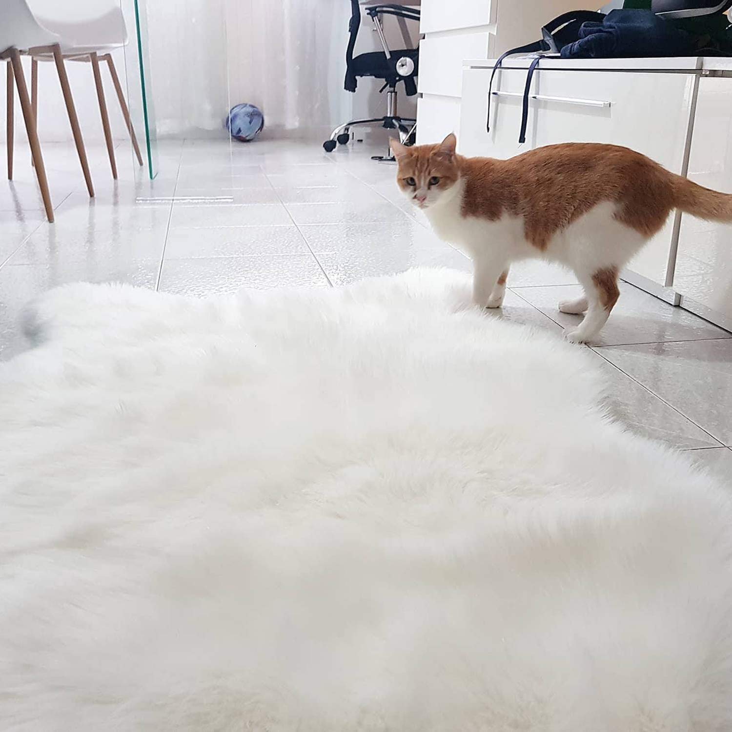 bedee Tapis Mouton Fausse Fourrure, Imitation Moquette Synthetique Belle Doux Poils Longs Décoratif Coussin de Chaise Canapé Tapis Cocooning (70 x 110 cm)