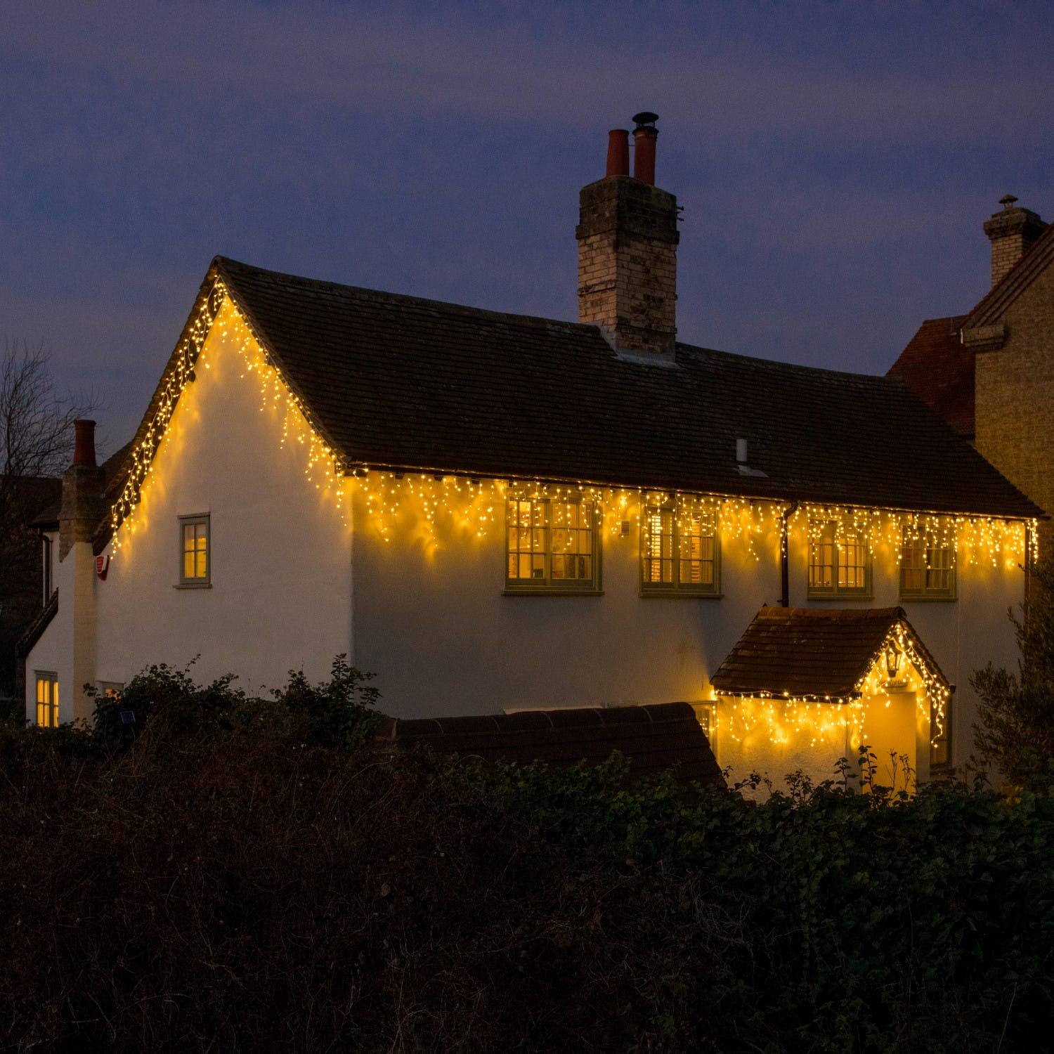 Noma Snowing Icicle Outdoor Christmas Lights : Easytimer : White Cable : 960x Warm White LEDs : 20.6m : 6821012