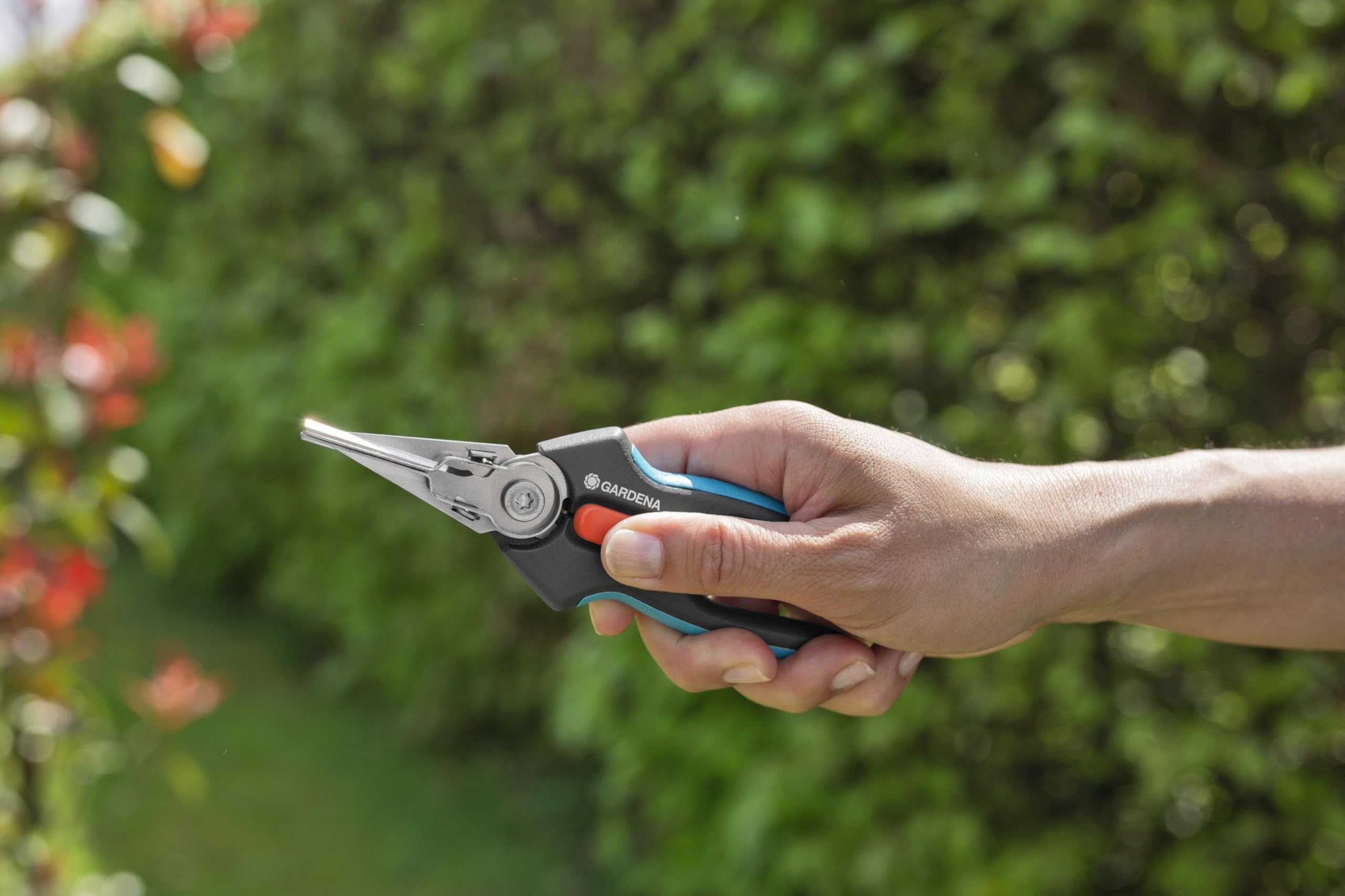 Gardena GripCut: Ernteschere aus rostfreiem Edelstahl mit cleverer Greiffunktion, schneidet präzise und hält das Schnittgut bis zum Ablegen, 45 mm Klinge, mit Einhandverriegelung (12213-20) 3