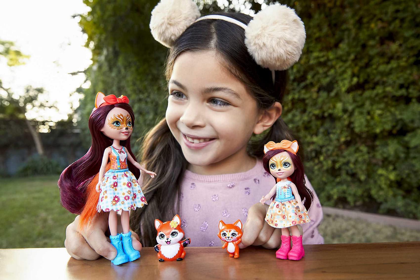 Enchantimals Family Set with 2 Sister Small Dolls & 2 Animal Figures, Felicity (6-inch) & Feana (4-inch) Fox Dolls in Removable Skirts & Accessories