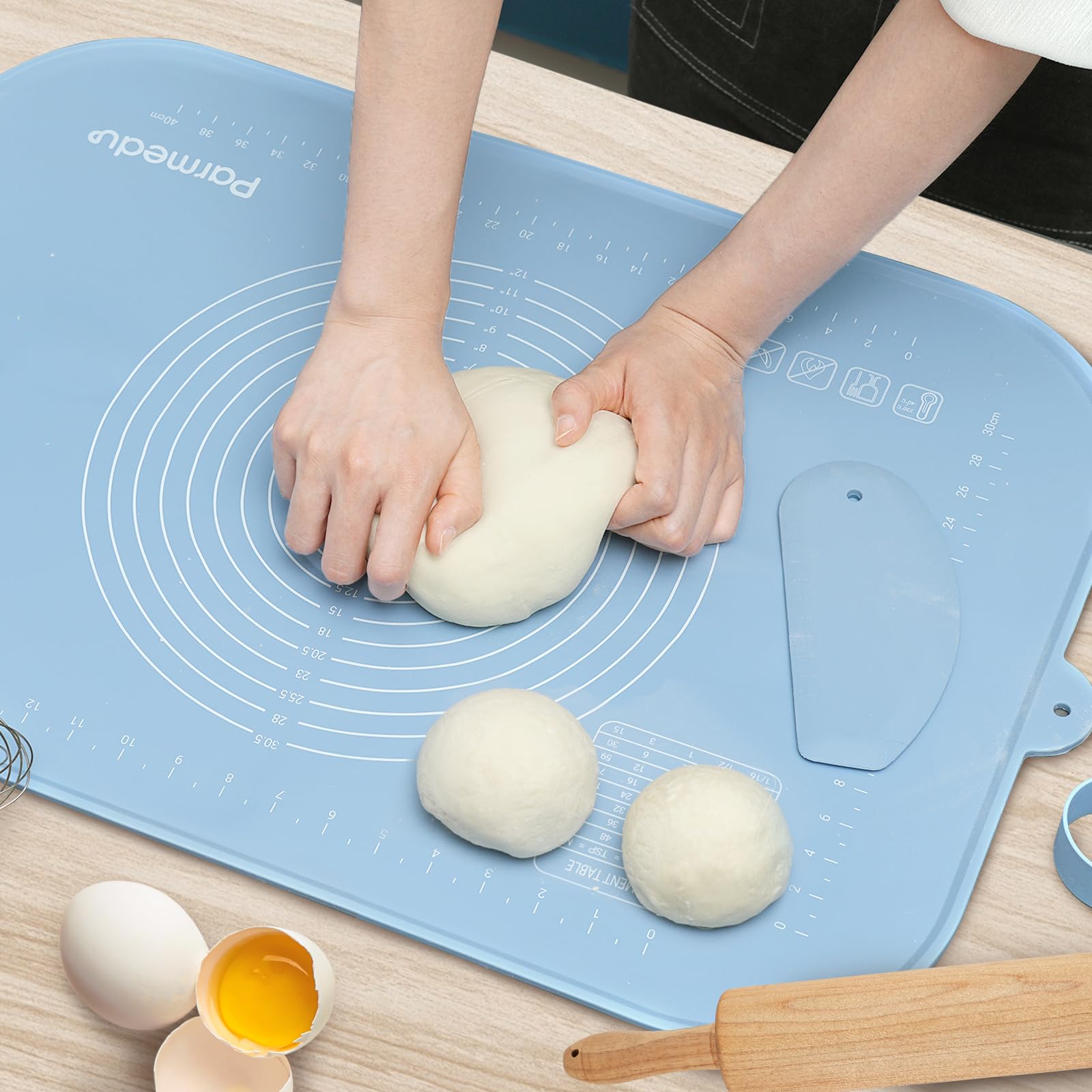 Parmedu Large Silicone Baking Mat: 65x45cm Pastry Mat Non-stick Thick Dough Kneading Mat with Pastry Scraper & Storage Belt & Anti-spill Edge - Heatresistant Magnetic Countertop Mat Silicone Bread Mat