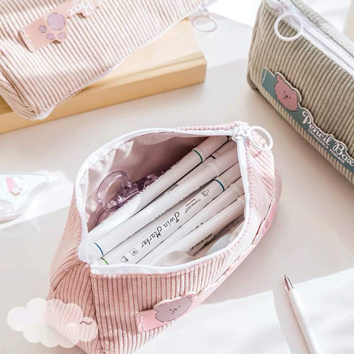 Amazon Sakushoペンケース 女の子 ぬいぐるみ 可愛いペンケース 小学生 刺繡 もこもこ筆箱女の子 おしゃれ 韓国 ふわふわ ペンケース 自立 スリム ペンポーチ大容量 シンプル ふでばこ 三角形 塩の女の子人気 コーデュロイ Ins映え 秋冬適用 ピンク ペンケース