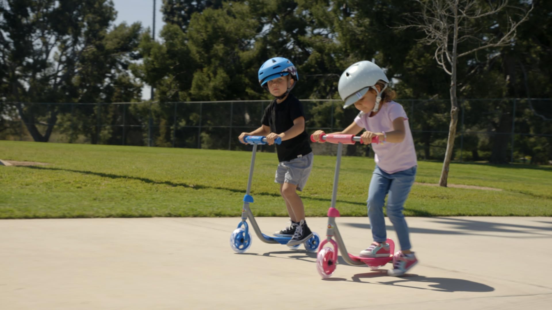 Razor Jr. Lil’ Kick – 3-Wheel Kick Scooter for Younger Children (Ages 3+), Max Rider Weight 44 lb (20 kg)