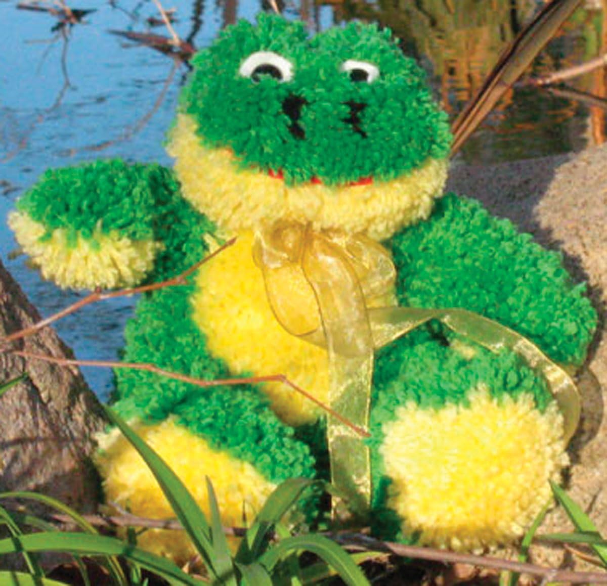 MCG Textiles Huggables Animal Frog Latch Hook Kit