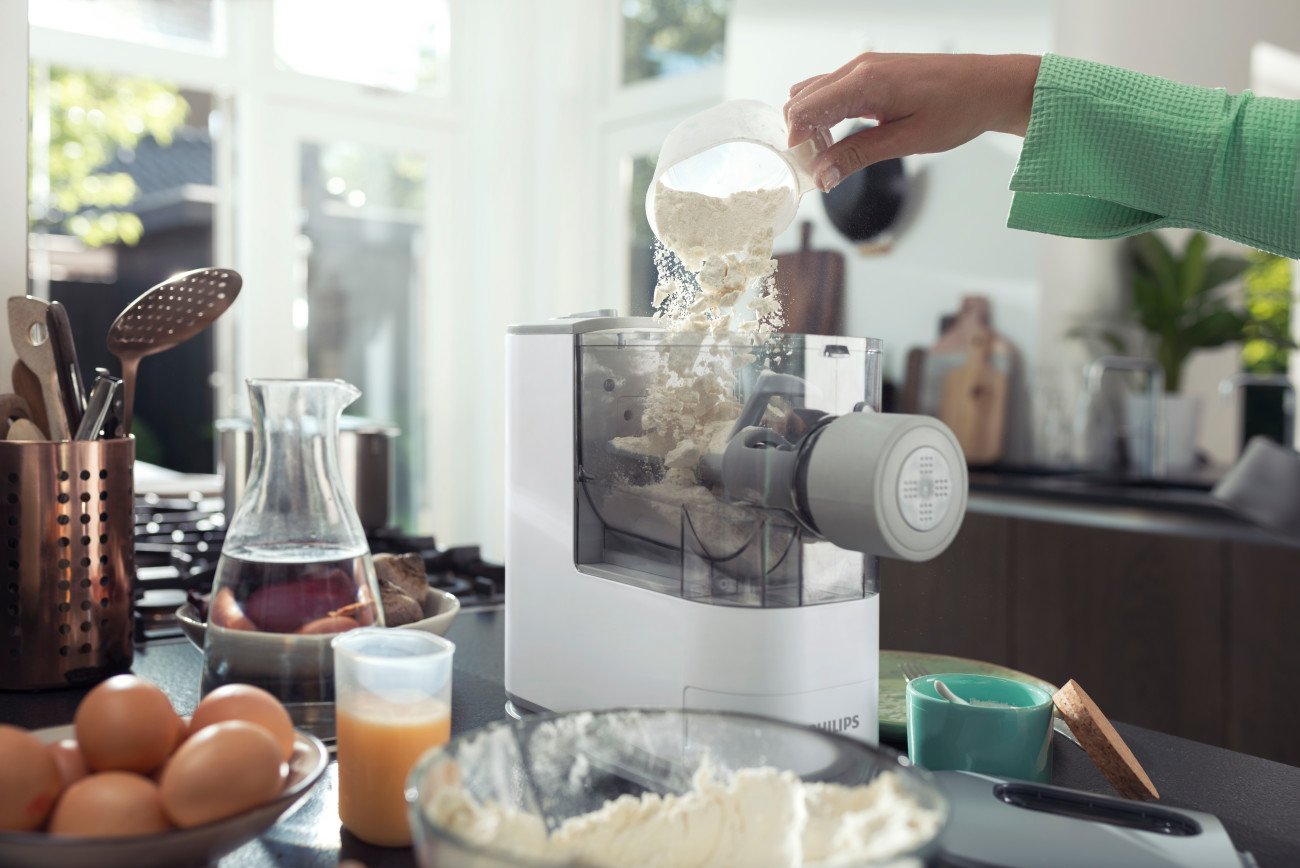 Philips Kitchen Appliances Compact Pasta and Noodle Maker, Viva Collection, Comes with 3 Default Classic Pasta Shaping Discs, Fully Automatic, Recipe Book, Small, White (HR2370/05)