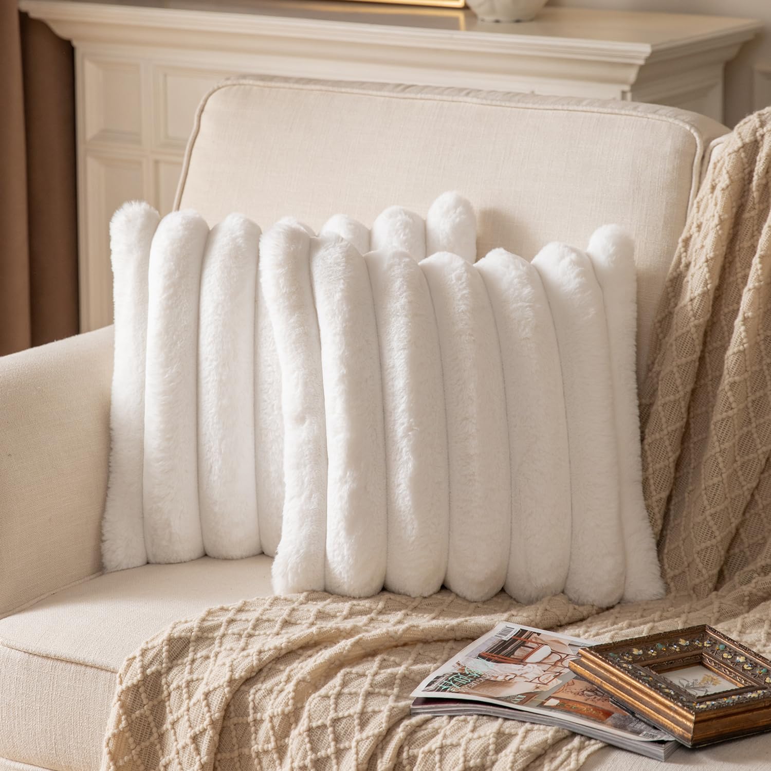YAERTUN Set of 2 Cream White Striped Decorative Cushion Covers 16x16 Inch 40x40 cm Plush Soft Throw Pillow Case with Velvet Back Faux Rabbit Fur Pillow Covers Sofa Couch Bed Livingroom