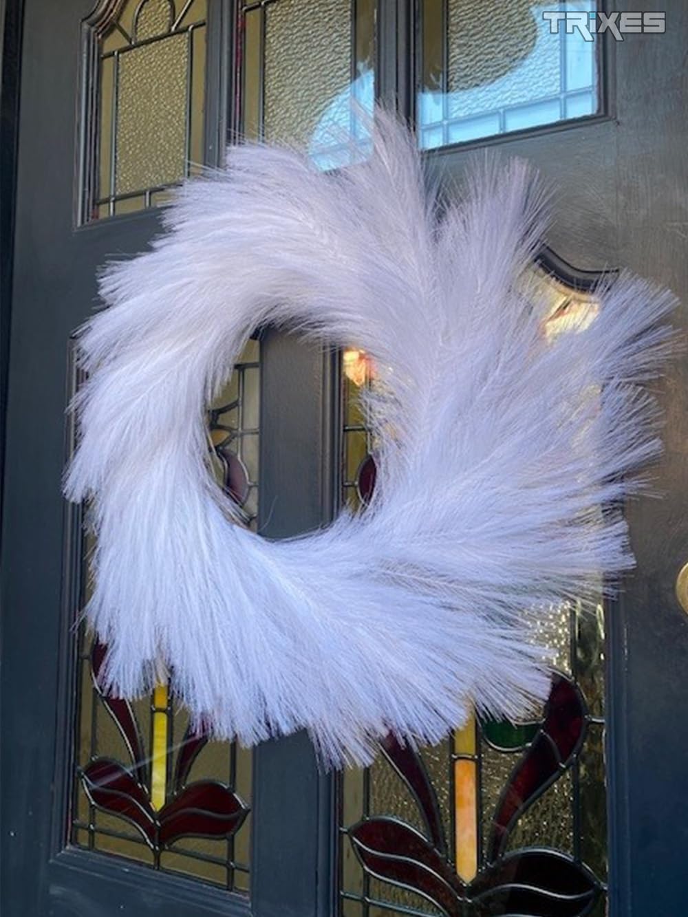 Faux Pampas Grass Wreath – Fluffy Artificial Look – Hanging Wall or Door Décor – Christmas Decoration, Artificial Foliage – Indoor and Outdoor Use. – by TRIXES