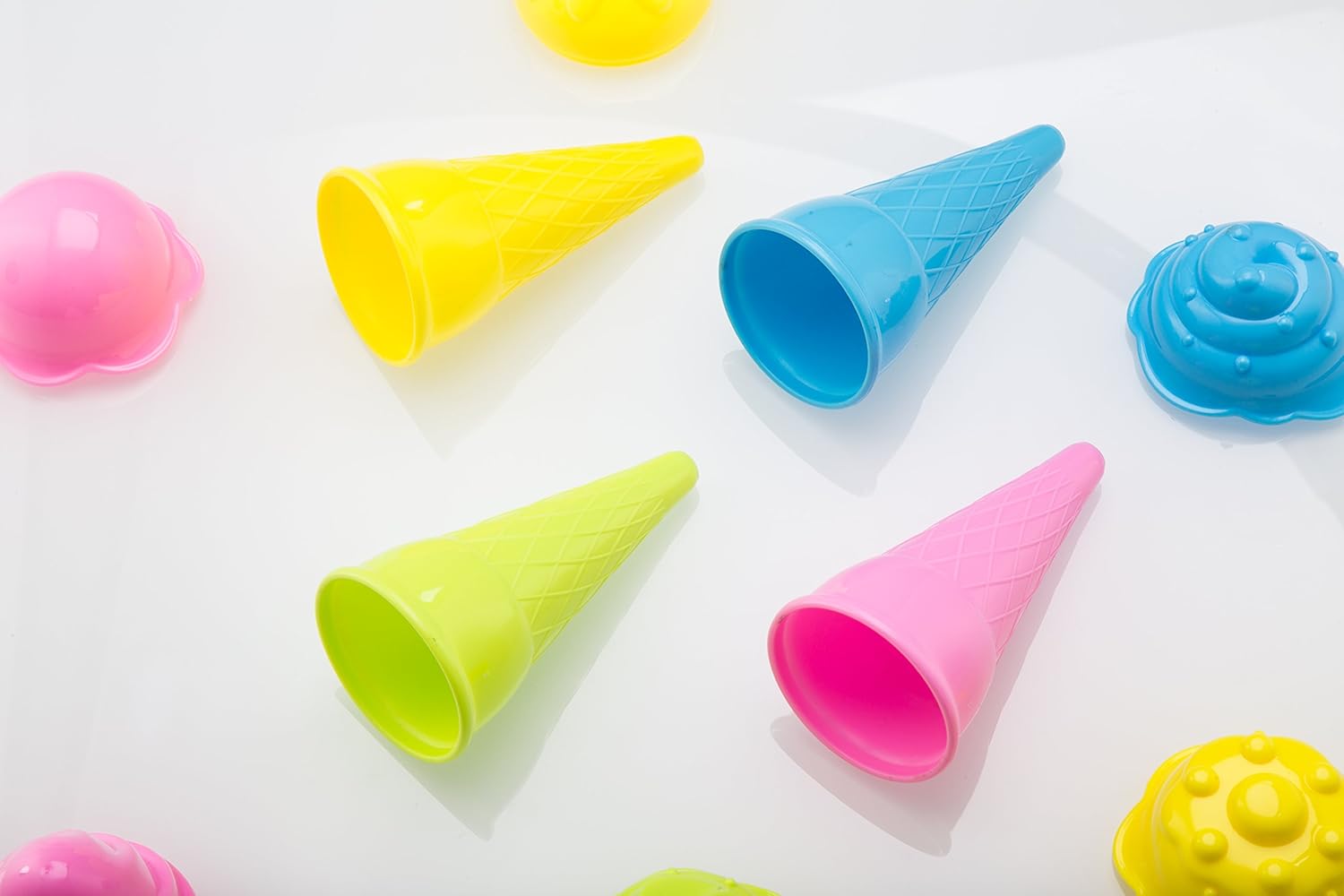 Top Race Beach Toys, Sand Toys, 16 Piece Ice Cream Mold Set for Kids 3-10 with Large 9" Beach Toy Bucket Pail for Kids and Toddlers (Blue): Toys & Games