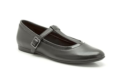 clarks narrow fit