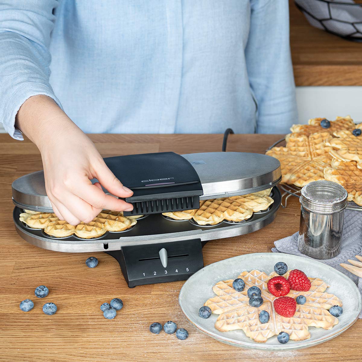 Cloer 1329 Doppelwaffeleisen für 2 Herzwaffeln mit 15,5 cm Durchmesser, Waffeleisen mit Antihaftbeschichtung, Edelstahlgehäuse, stufenlosem Bräunungsgrad und optischer Fertigmeldung, PFAS-frei, 1700 W 7