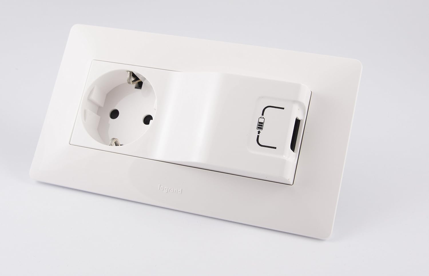 Legrand - Enchufe Schuko con cargador USB con marco: Amazon.es: Bricolaje y herramientas