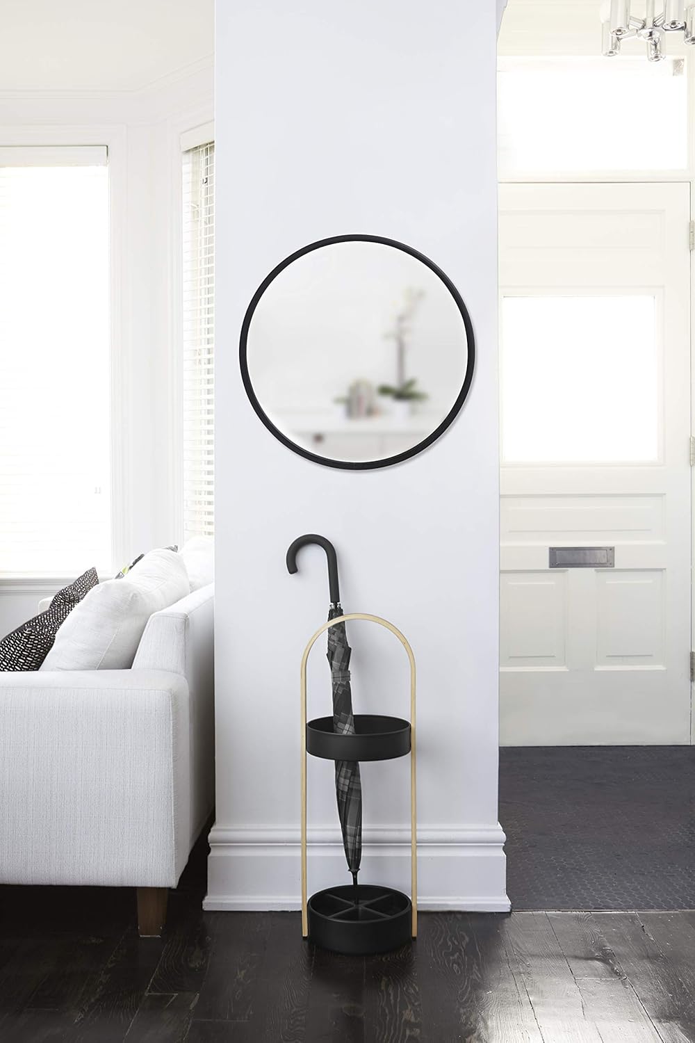 Umbra 1008243-040 Hub Wall Mirror With Rubber Frame - 24-Inch Round Wall Mirror for Entryways, Washrooms, Living Rooms and More, Doubles as Modern Wall Art, Black: Home & Kitchen