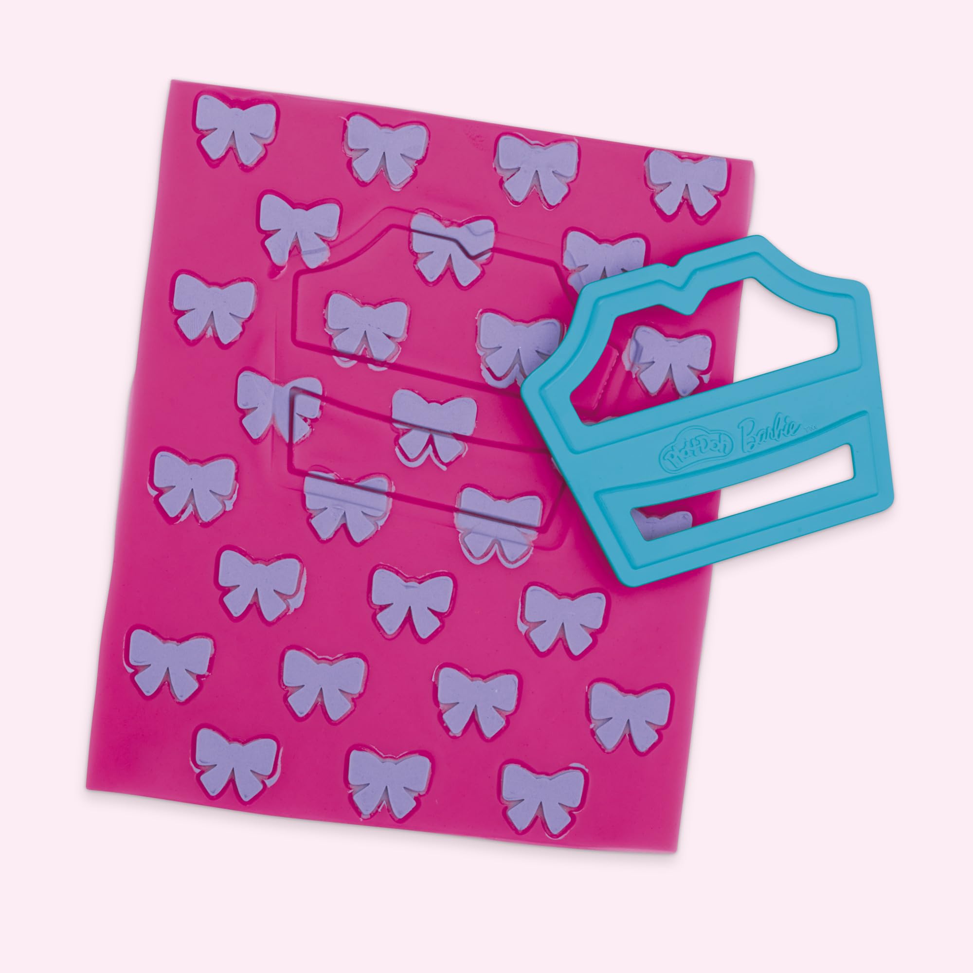 Play-Doh Barbie Ruffles and Bows Set, Make Doll Clothes with Modeling Compound & 9 Fashion Accessories, Arts & Crafts for Girls & Boys, Kids, 5+