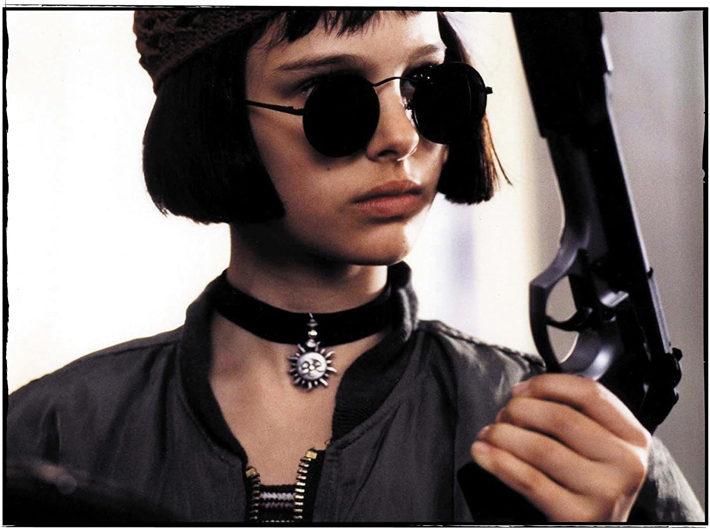 Amazon Co Jp Eden 凶暴な純愛 Leon レオン の マチルダ 着用 ベロア チョーカー ネックレス レプリカ 白銀色 E000 ホビー