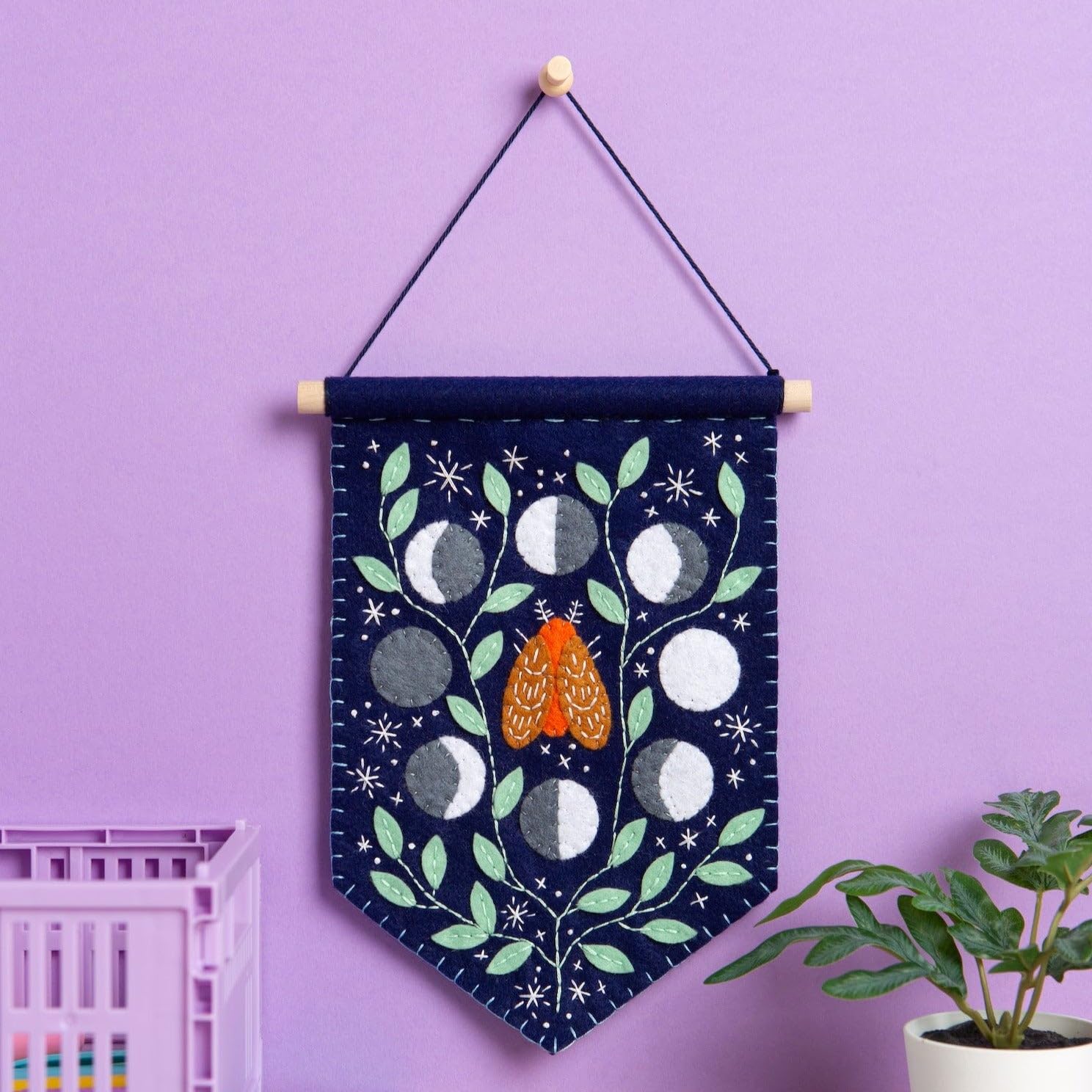 Hawthorn Handmade Celestial Pennant Felting Kit. Felt Craft Kit for Adults, Including Wool Felt Sheets, Wooden Dowel, Cotton Yarn & Thread, Instructions & More. Make Your Own Adult Craft Kits, 20cm