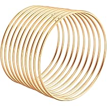 Un Capteur De Rêves Fabriqué à Partir D'un Anneau En Métal Enroulé Avec Du Fil De Coton Et Décoré