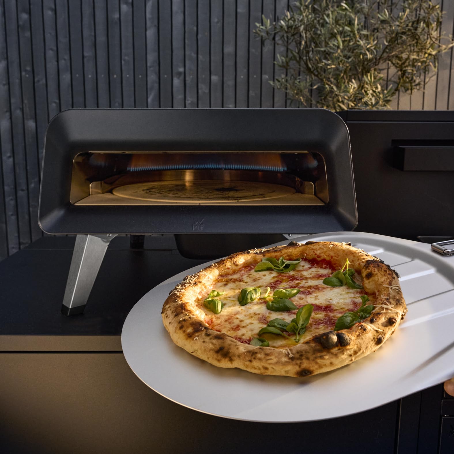 WMF Pizzaiolo Pro Pizzaofen, über 450°C Backtemperatur, großer Pizzastein (Ø 40 cm), automatische Drehmechanik, integrierte Temperaturüberwachung für perfekte Ergebnisse in 90 Sek., Gas Pizzaofen 4