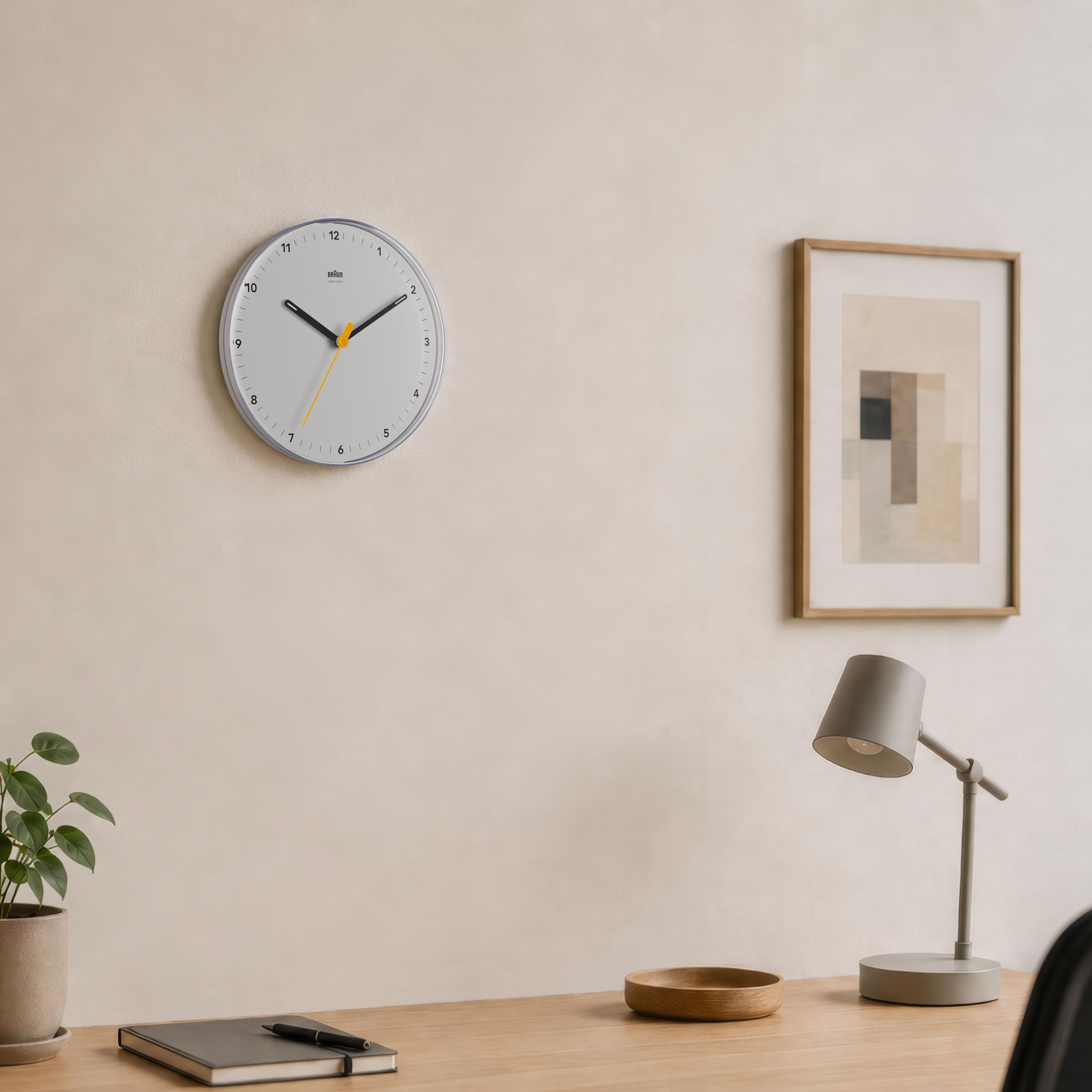 Braun Klassische analoge Wanduhr geräuschlosem Quarzwerk, gut ablesbar, 23 cm Durchmesser in Weiß, Modell BC26W. 5