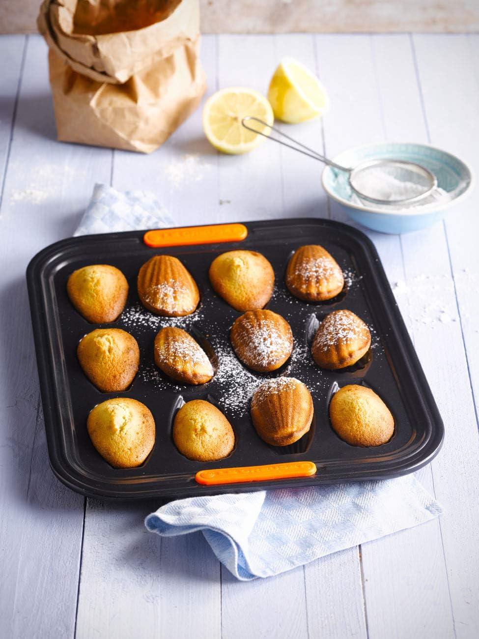 Le Creuset Non-Stick Carbon Steel Madeleine Tray-12, Forged Aluminium, Black, 12 Cup, 46061000010000, Marseille - Image 4