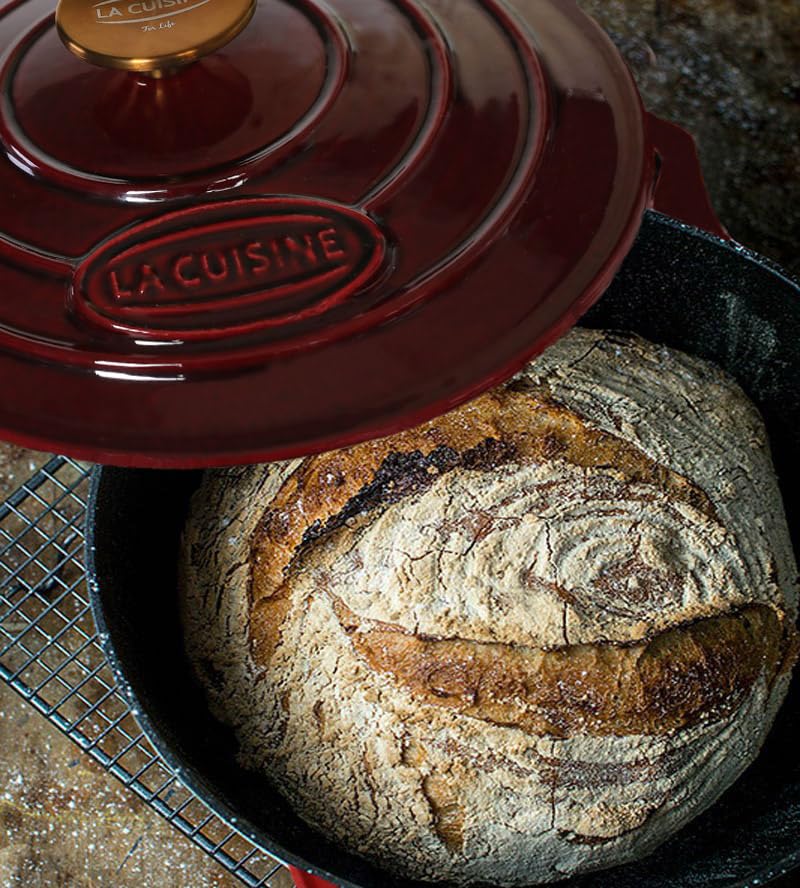 La Cuisine Gusseisen topf 26cm 4.75 L Bräter/Cocotte Auflaufform Kasserollen Brot Backen Dunkles Interieur backofengeeignet Induktion Vergoldeter SS-Deckelgriff Cranberry 4