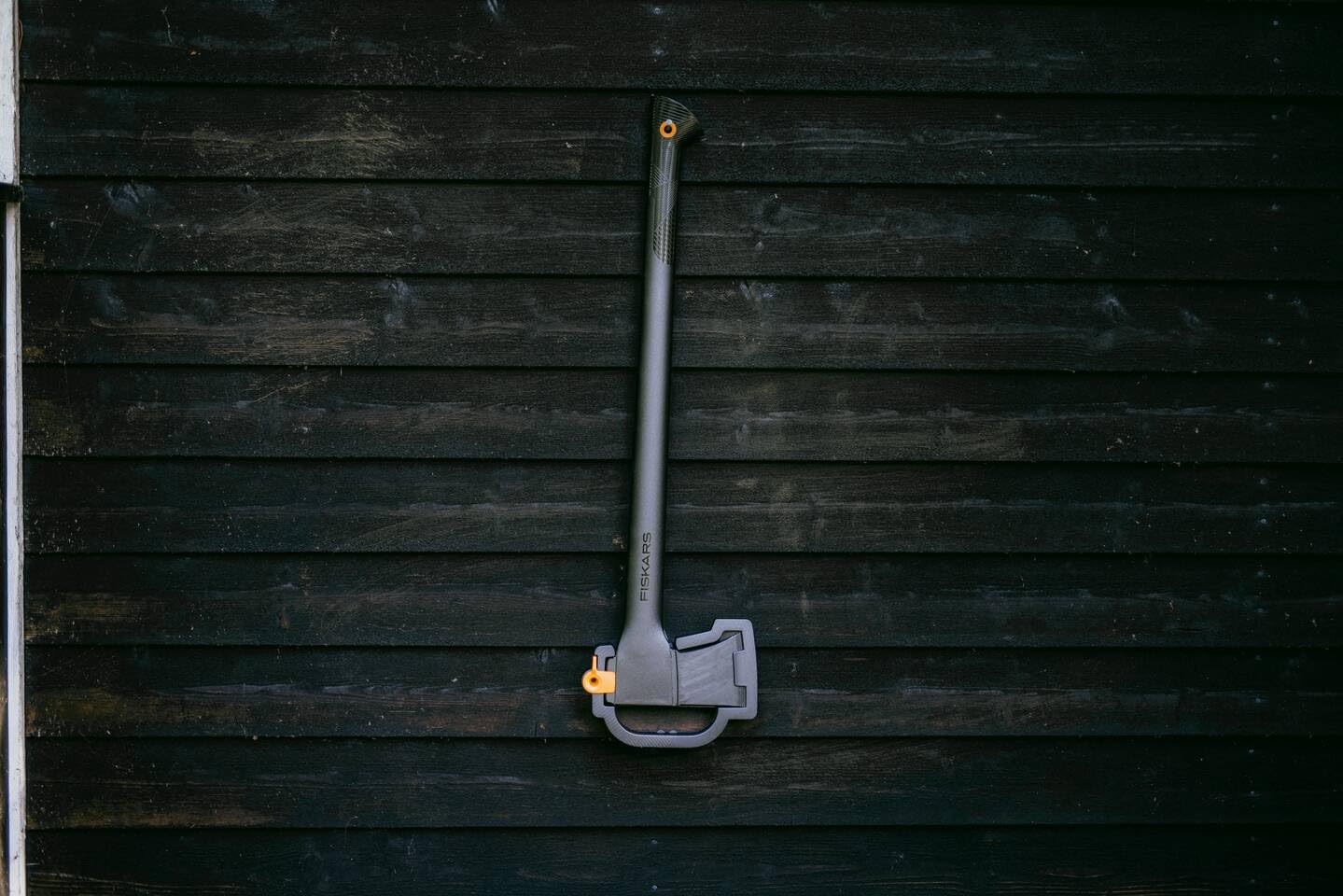 Fiskars Spaltaxt L, Solid, Mit Klingen- und Transportschutz, Antihaftbeschichtet, Hochwertige Stahl-Klinge/Glasfaserverstärkter Kunststoff-Stiel, Schwarz/Orange, A19, Länge: 65 cm, 1,6 kg, 1052044 6