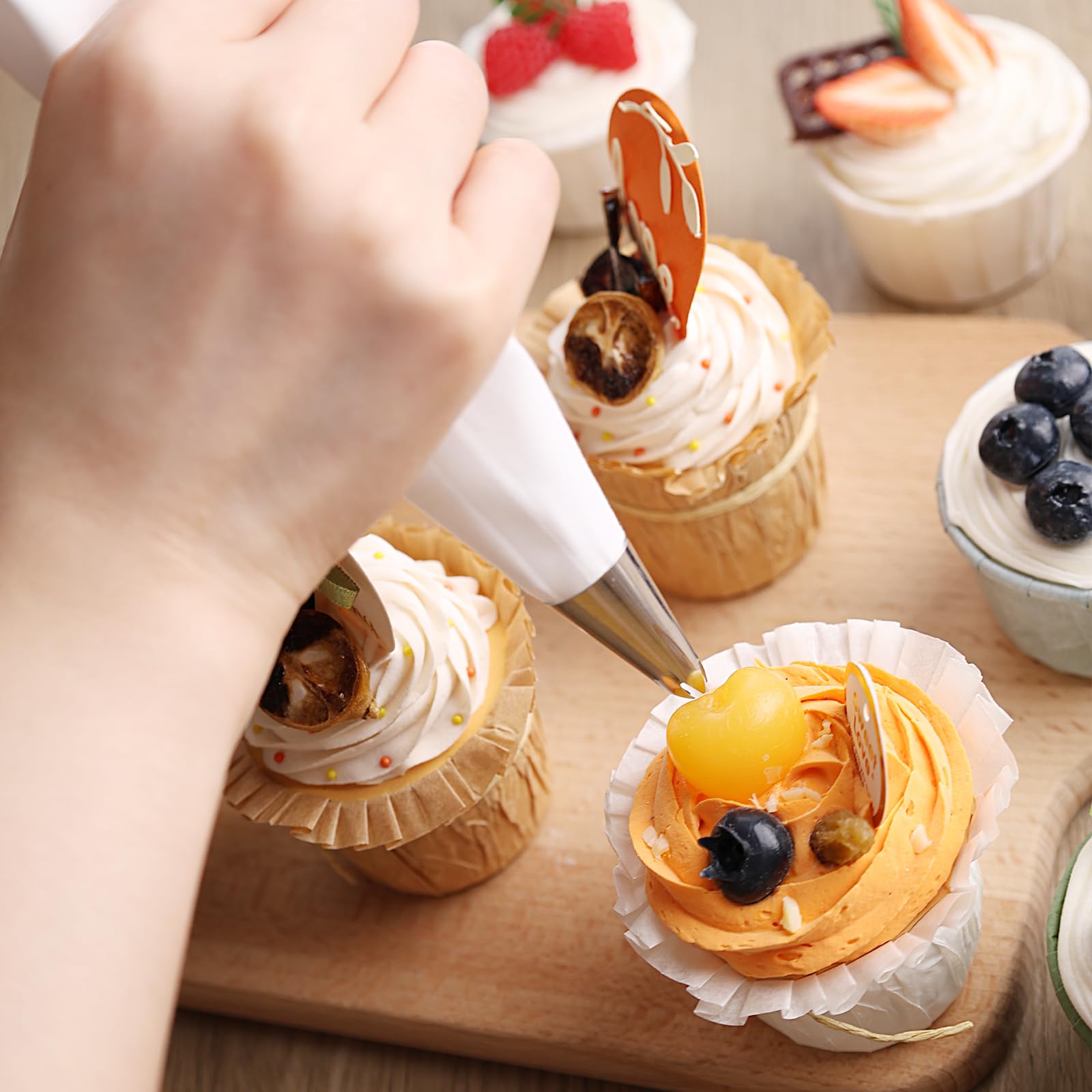 HAKACC Spritzbeutel-Set, 1 Wiederverwendbaren Spritzbeutel + 7 Spritztüllen + 1 Kuchen Kupplung + 1 Kleinen Pinsel für Backzubehör Torten Dekoration Cupcakes