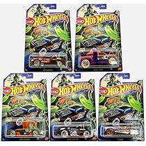 Hot Wheels 2024 Happy Holidays Christmas Mix Winter Set of 5 Pack