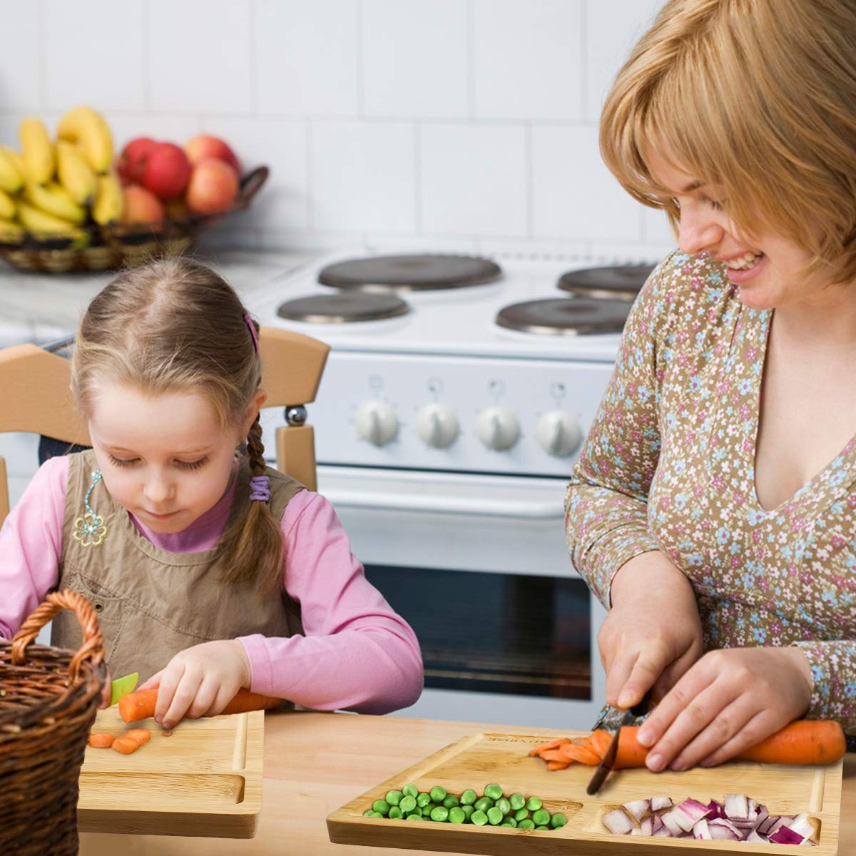 Родители и дети. Родители успокаивают ребенка. Семейное консультирование. Воспитание ребенка. Подросток у психолога.