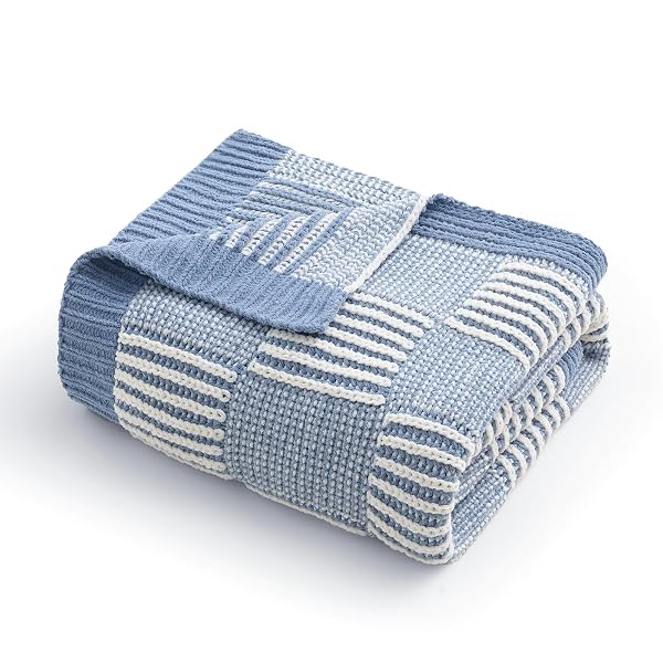 AMÉLIE HOME KNIT THROW BLANKET, SOFT CHENILLE COZY BREATHABLE DUAL TONE CHECKERED CHUNKY DECORATIVE BLANKET FOR COUCH, BED & SOFA, FRENCH LIGHTWEIGHT WARM GIFT FOR WOMEN, WASHED BLUE, 60″X80″