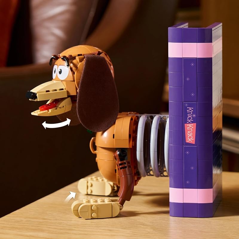 ǀ Disney and Pixar Toy Story: Slinky-Buchstützen - Bücherregal-Deko Bauset für Erwachsene - inkl. Woody Minifigur & Dackelfigur - Nostalgisches Geschenk für Fans - 43301