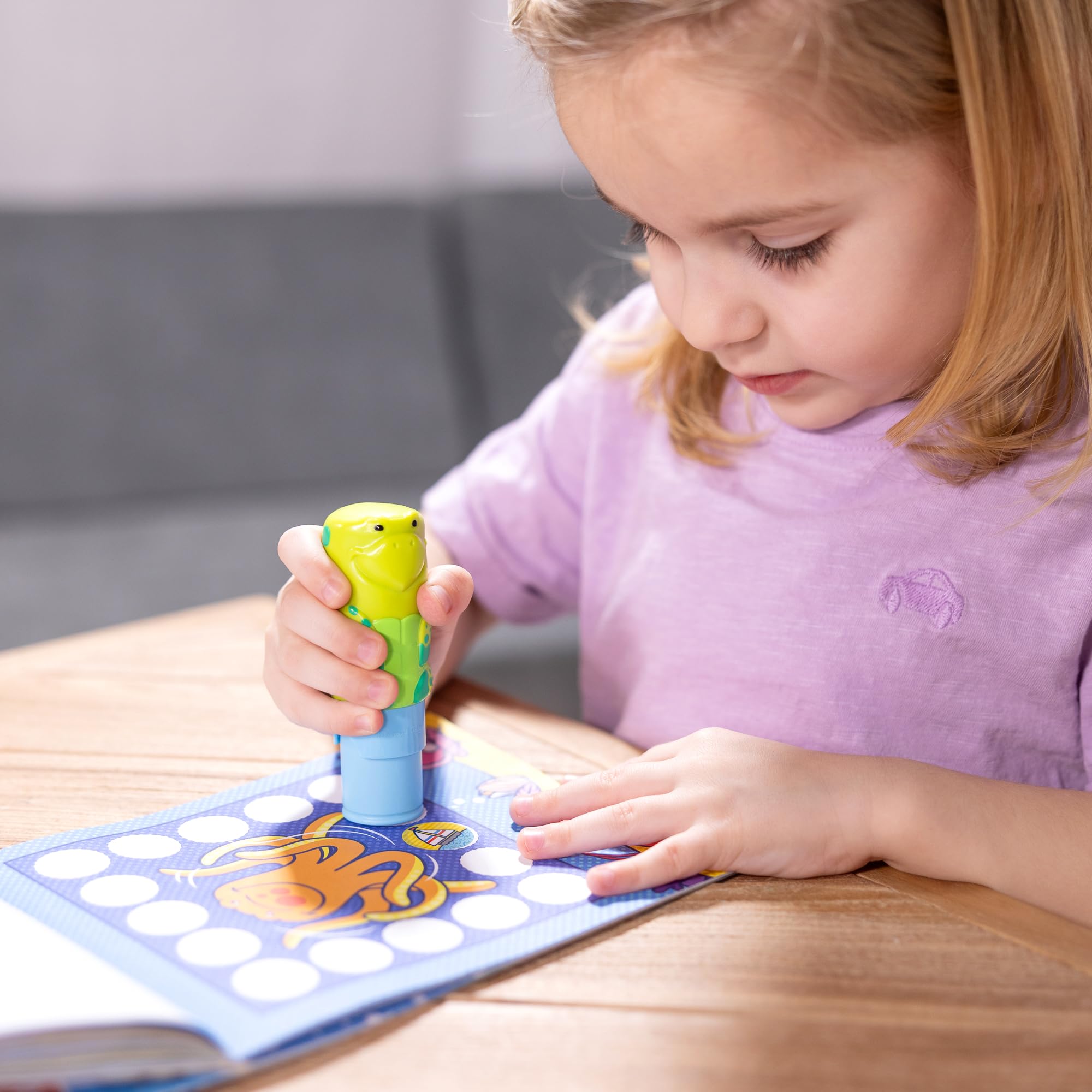 Melissa & Doug Sticker Wow!™ 24-Page Activity Pad and Sticker Stamper, 300 Stickers, Arts and Crafts Fidget Toy Collectible Character – Sea Turtle - for Kids Ages 3+ - FSC Certified
