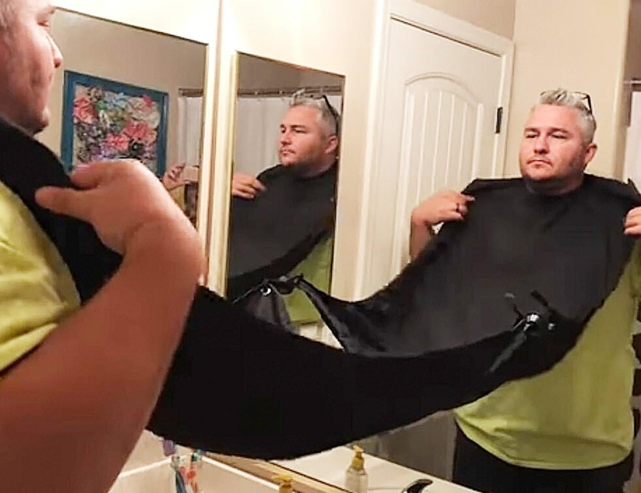 Beard Catcher, AMTOK Beard Apron Shaving Cape Beard Bib with Strong Suction Cups for Men Black